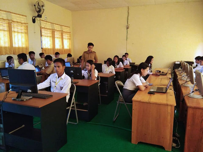 Literasi Digital untuk Siswa SMK 2 Sigi : Bertani Cerdas dan Berjualan Lewat Teknologi